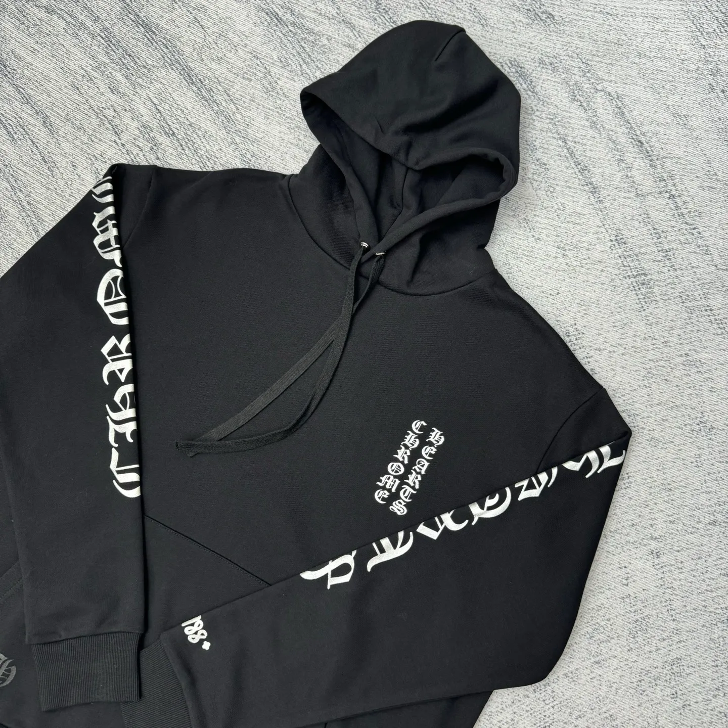 P400 Chrome Herat 25 1988 limited Sanskrit printed hooded sweatshirt Size: S/M/L The fabric is made of fleece 420g cotton. The printing uses a variety of printing processes. Thermosetting ink printing.